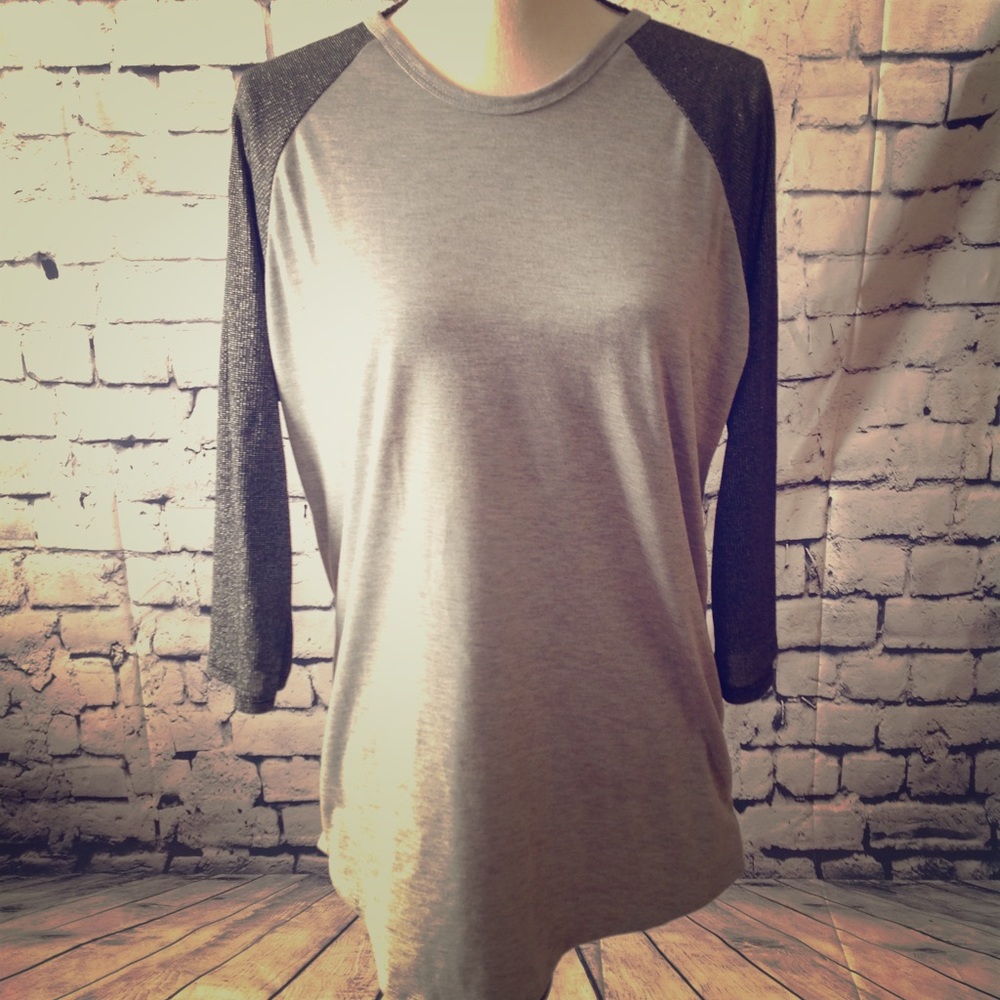 LuLaRoe gray raglan tee